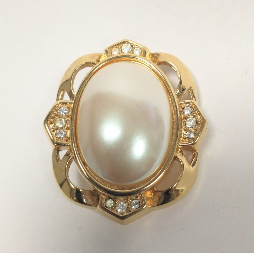 Vintage Monet Faux Pearl Crystal Gold Tone Large Brooch Elegant Pin Signed - Picture 1 of 6
